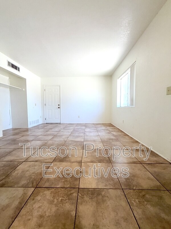 Building Photo - 4901 E Pima St