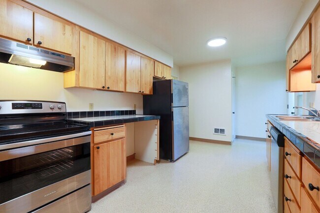 Building Photo - Chic Updated Mid-Century Townhouse in Cedar Hills!