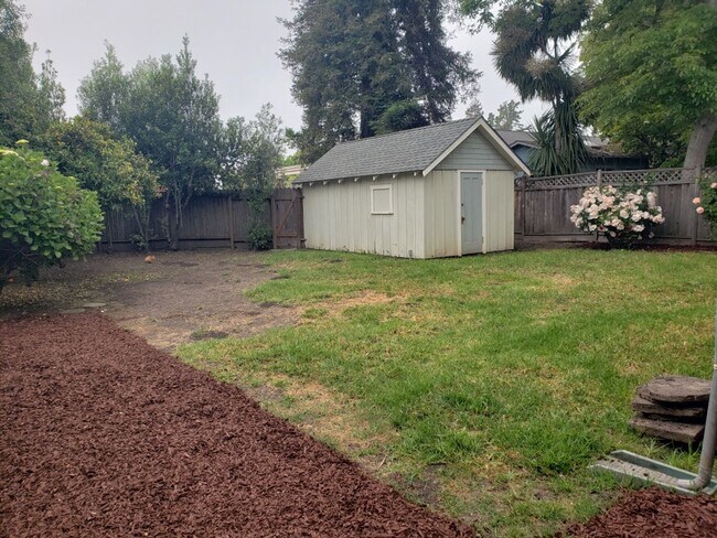Building Photo - Beautiful 3 Bedroom 2 Bath Home in Heart o...