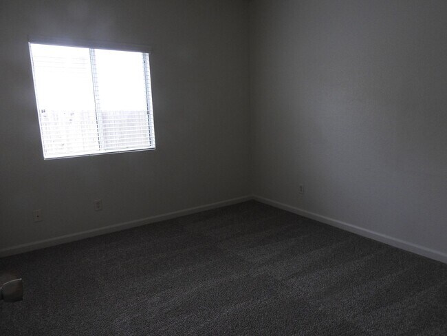 Building Photo - Cresleigh near Wild Life Preserve 3 Bedroom + Den!!