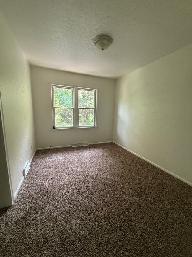 Building Photo - Move in ready! Large 4 bedroom home.