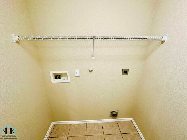 Building Photo - Looking for space, comfort, and convenienc...