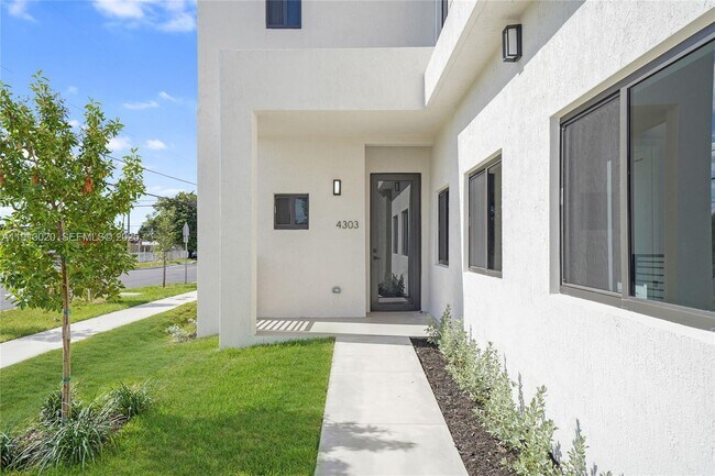 Building Photo - 4303 E 8th Ct