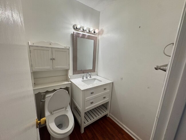 Building Photo - 3 bed, 1.5 bath - Seneca