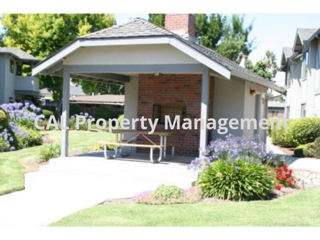 Building Photo - Charming 2BD Home in Gated Community with Pool & Garage