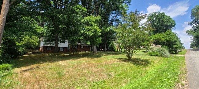 Building Photo - Great private home convenient to I40, Airport and Farmers Market