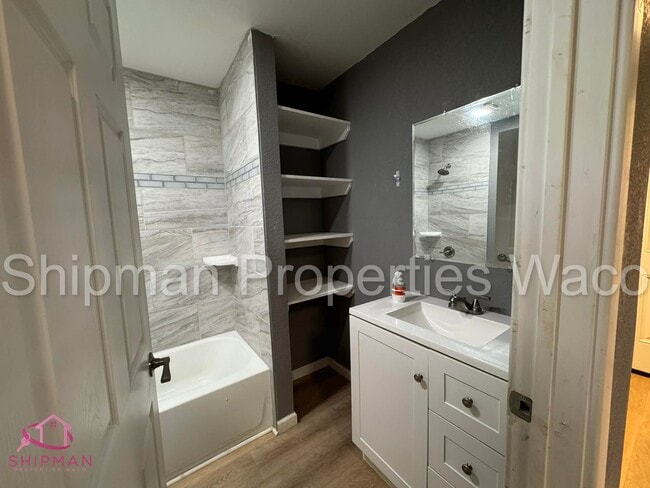 Building Photo - 1601 McKenzie Ave