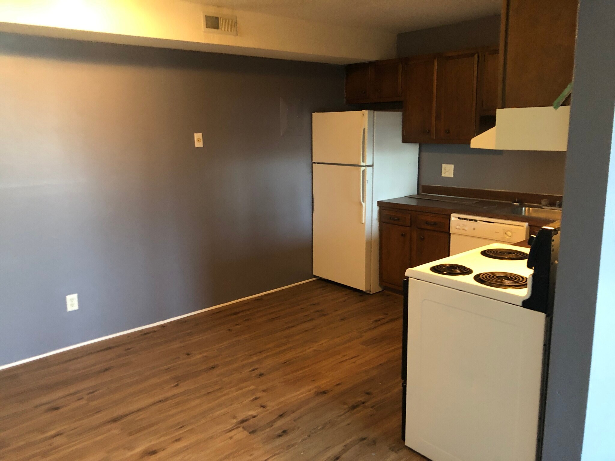 Building Photo - 1120 E 6th St apt 3