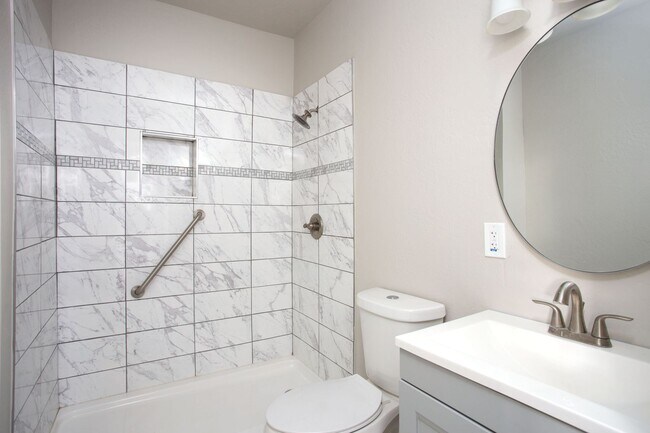 Building Photo - Fully updated Sunrise Home