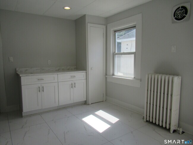 Building Photo - 81 Jetland St