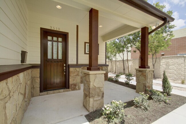 Building Photo - UT PRE-LEASE: Wood Floors, North Campus, Large Living Space, 2011 Construction, Custom High End K...