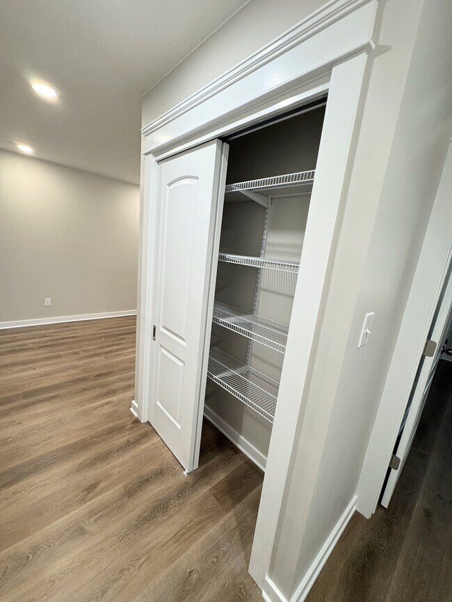 Building Photo - 116 Montrose Dr