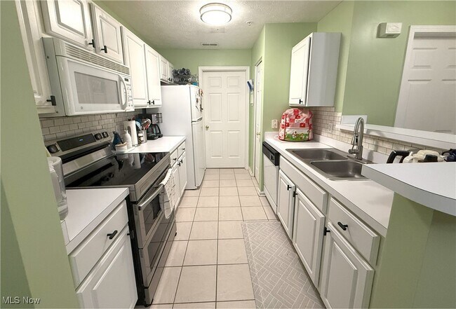 Building Photo - 14800 Lenox Dr
