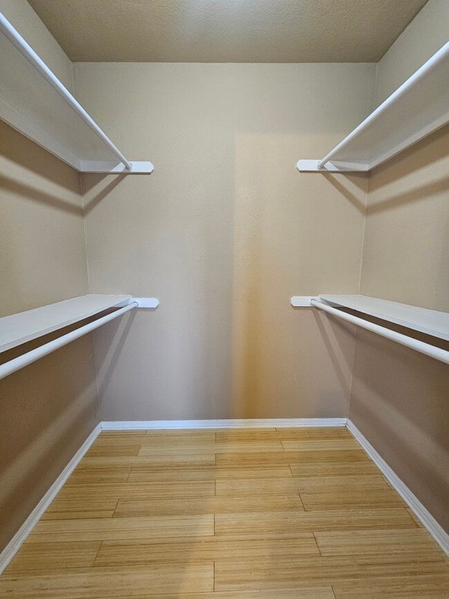 Building Photo - (2) Bed/(2.5) Bath Townhome Avail Now! Pool Access!