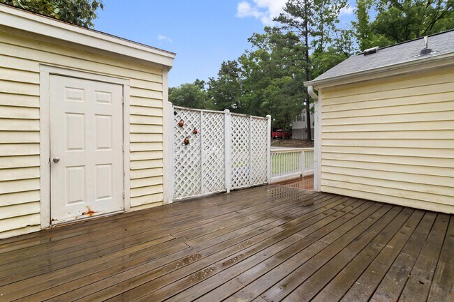 Building Photo - 1301 Roundtree Dr