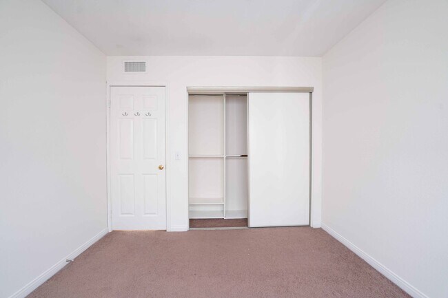 Building Photo - >>> THREE BEDROOM + THREE BATHS TOWNHOUSE ...