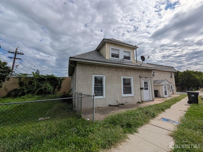 Building Photo - 121 Kossuth St