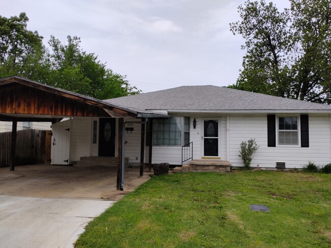 Primary Photo - 1409 NW Logan Ave