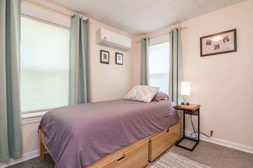 Middle bedroom or great office space - 5 Greenwood Ct