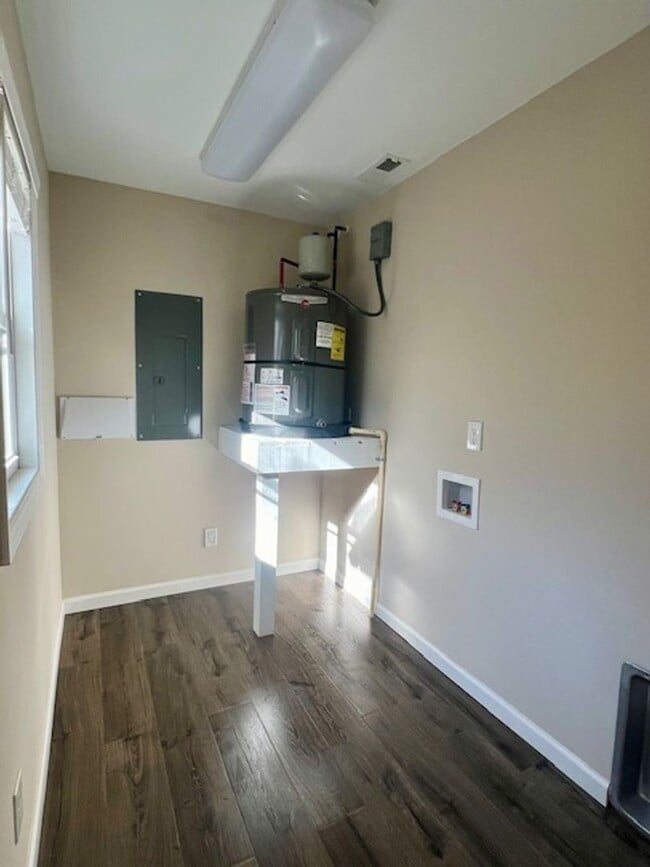 Building Photo - Black Mountain Rental-Fabulous Location!
