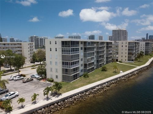 Building Photo - 2920 Point E Dr