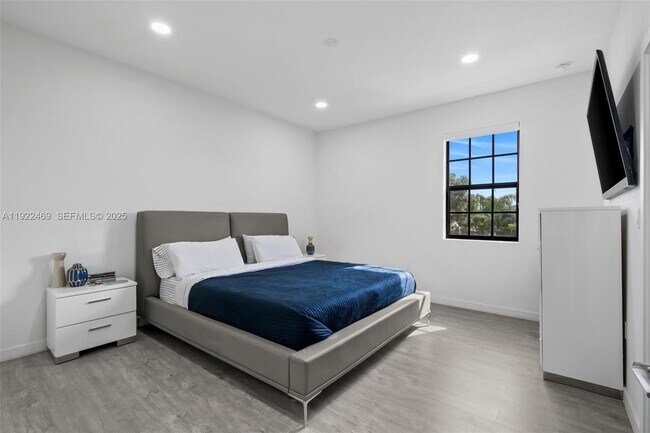 Building Photo - 757 SW 11th St