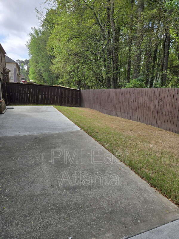 Building Photo - 422 Live Oak Pass