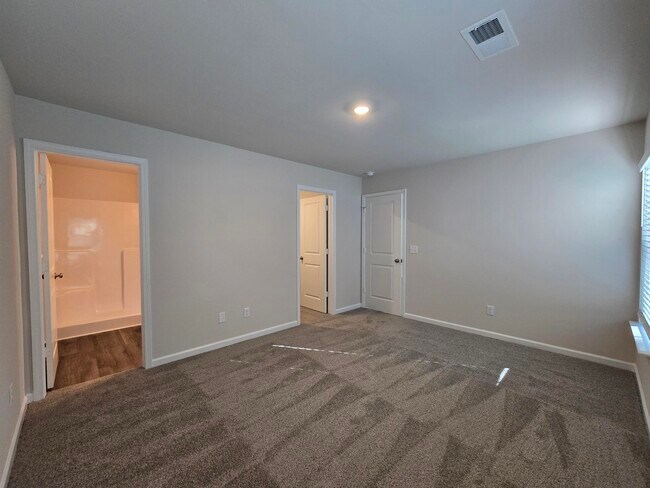Building Photo - 1128 Russell Ave