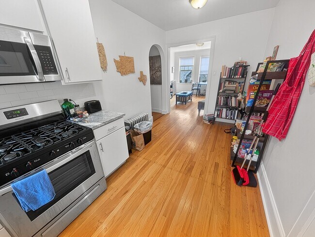 Building Photo - Spacious 1 BR - New Renovation Near the Lake on Quiet Block!