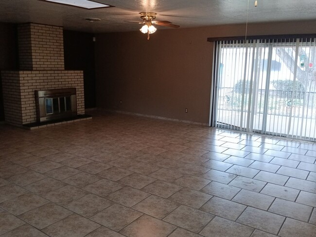 Building Photo - Spacious 3 bedroom, 2 bathroom home! Showi...