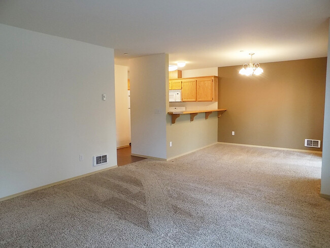 Building Photo - Roomy 2 Bedroom Condo With Washer & Dryer!...