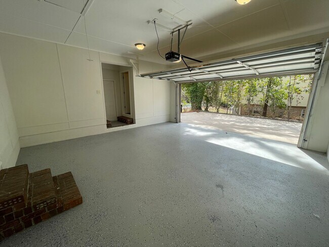 Building Photo - Renovated 3/2.5 House in Chieftain Hills- ...