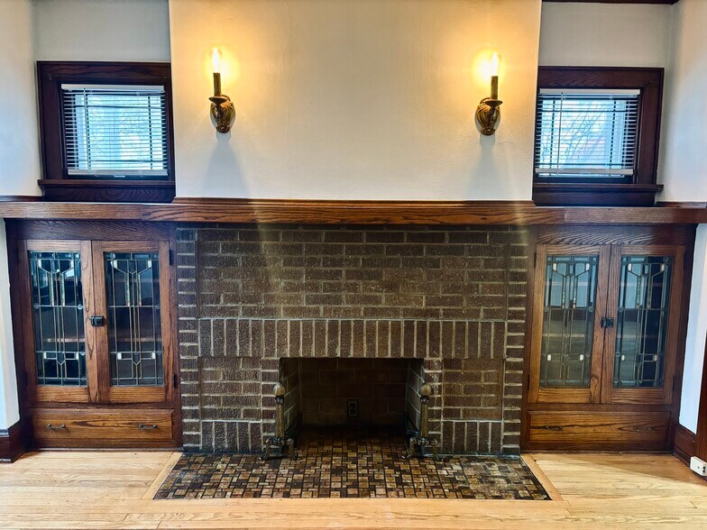 Building Photo - 5223 W Wisconsin Ave