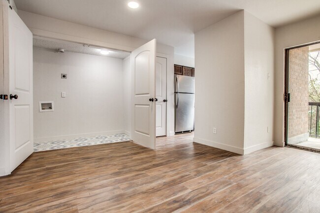Building Photo - Creekside Condominumums Unit 33