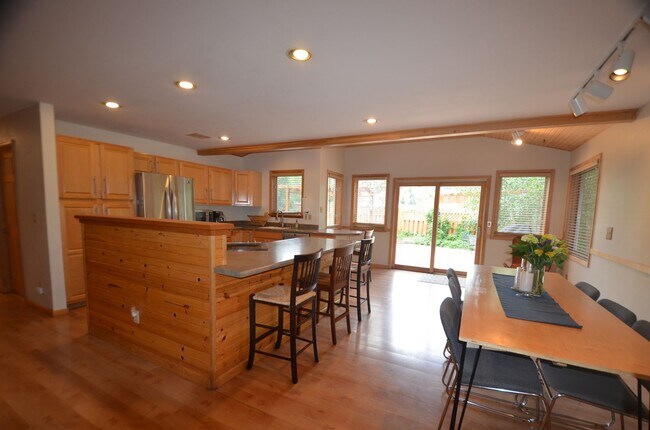 Building Photo - Extended Winter Rental!  Beautiful 3bed/2 ...