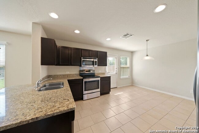 Building Photo - 4 Bedroom/2.5 Bath Mesa Creek Subdivision