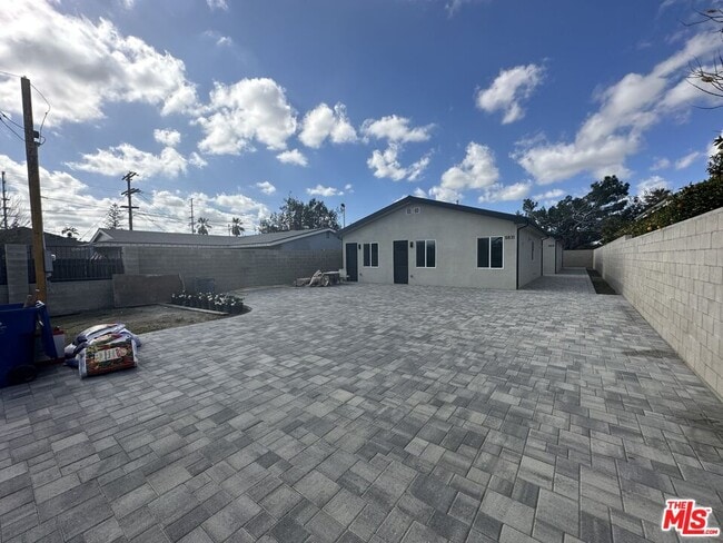 Building Photo - 6831 Bellaire Ave