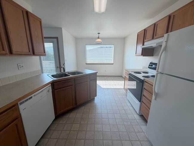 Building Photo - 595 Eastmont Ave