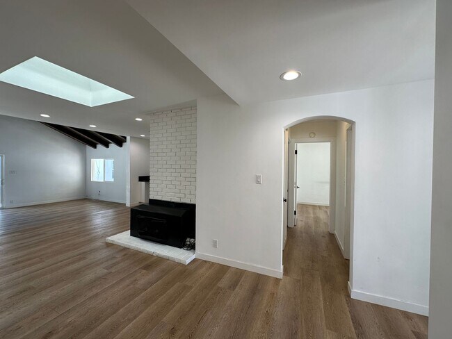 Building Photo - Beautiful Single story 4 Bedrooms 2 Baths ...