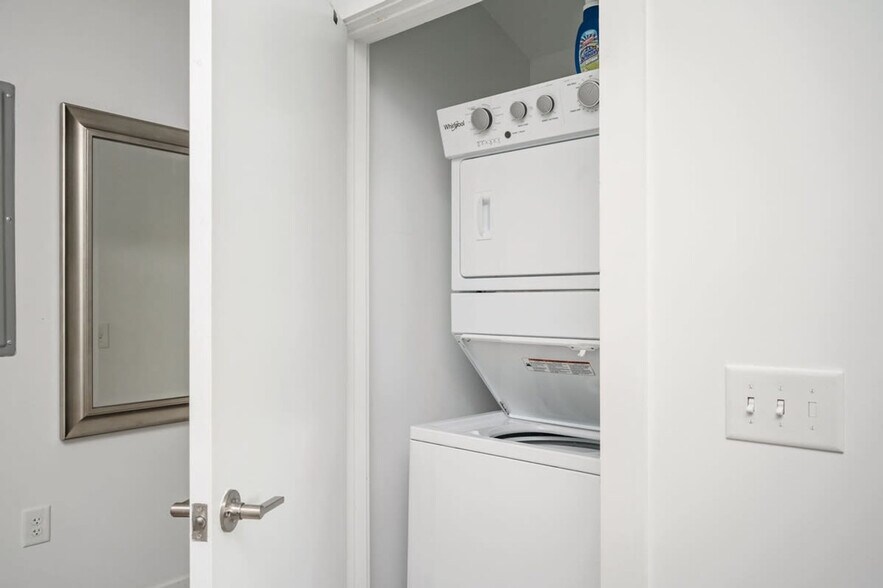 Building Photo - 542 Boulevard NE