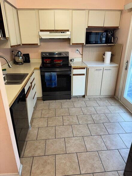 Kitchen - 1908 Ironwood Ln