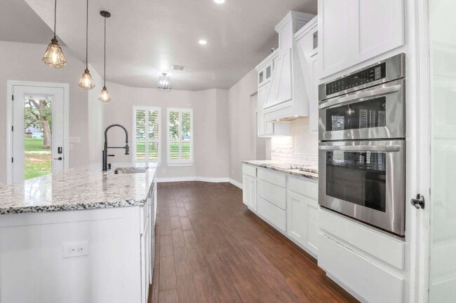 Building Photo - "Charming 4-Bed Oasis with Granite Touches & Cozy Fireplace in Floresville!"