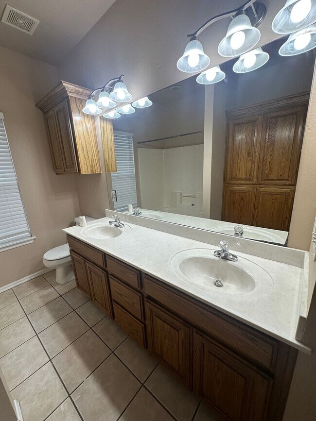 Building Photo - 2504 Thomas Dr