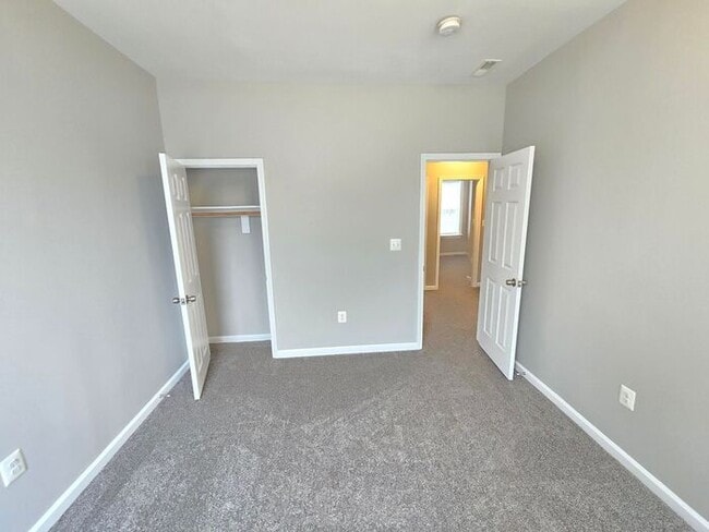 Building Photo - 4 Bedroom Home