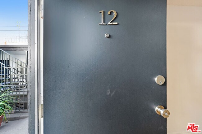 Building Photo - 317 S Kenmore Ave