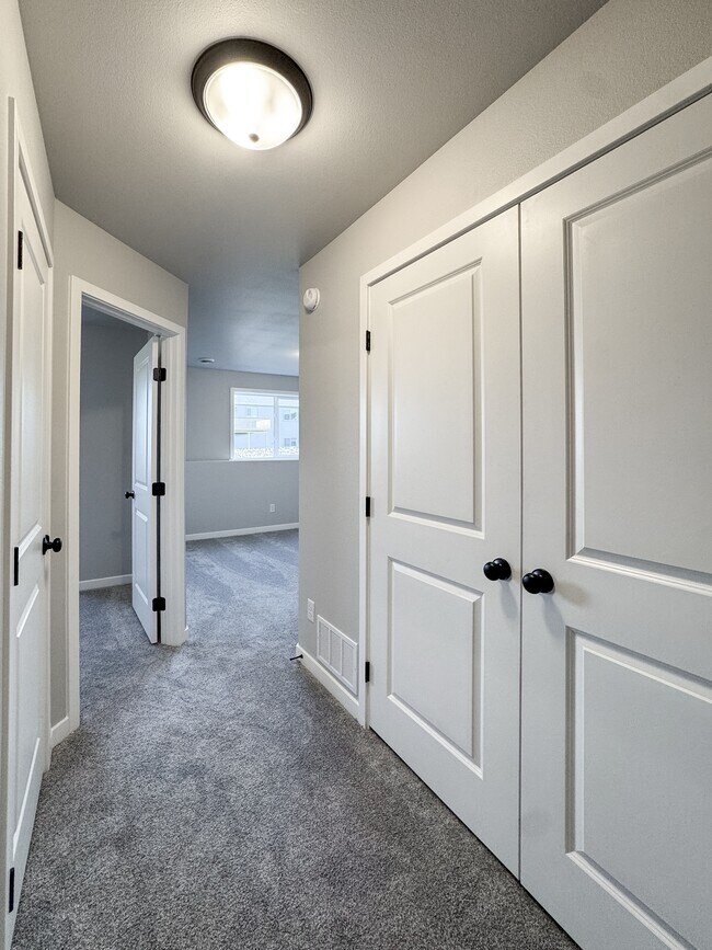 Building Photo - 1105 Jill Dr W