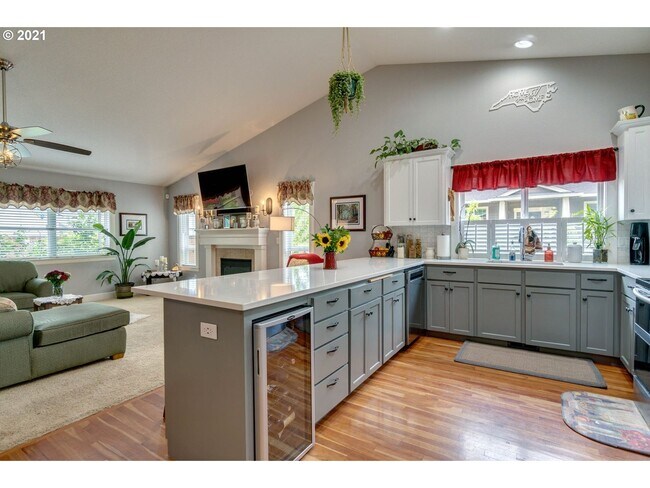 Building Photo - Charming One Level Custom Home