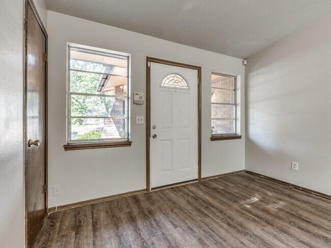 Building Photo - 604 Greenvale Rd