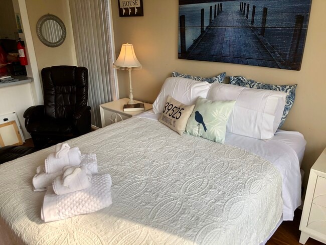 Primary Photo - 108 Lakeside Villla