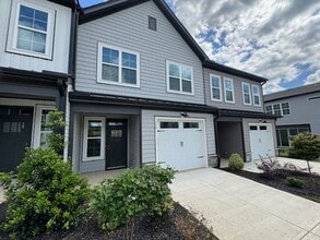 Building Photo - Might as well be brand new townhome!